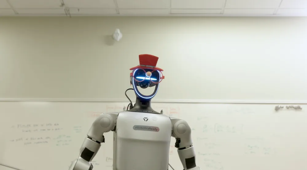 نموذج «Rho-Alpha» يدمج الرؤية واللغة والفعل في إطار تعلم واحد ما يمكّن الروبوتات من التفاعل مع العالم المادي بمرونة أعلى (مايكروسوفت)