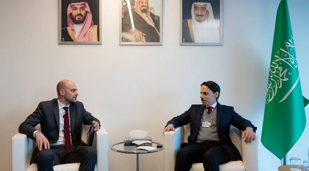 الأمير فيصل بن فرحان لدى لقائه الوزير جان نويل بارو في دافوس الأربعاء (الخارجية السعودية)