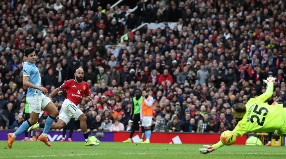 بريان مبيومو يحرز هدف يونايتد الأول في مرمى سيتي في قمة مانشستر (أ.ف.ب)