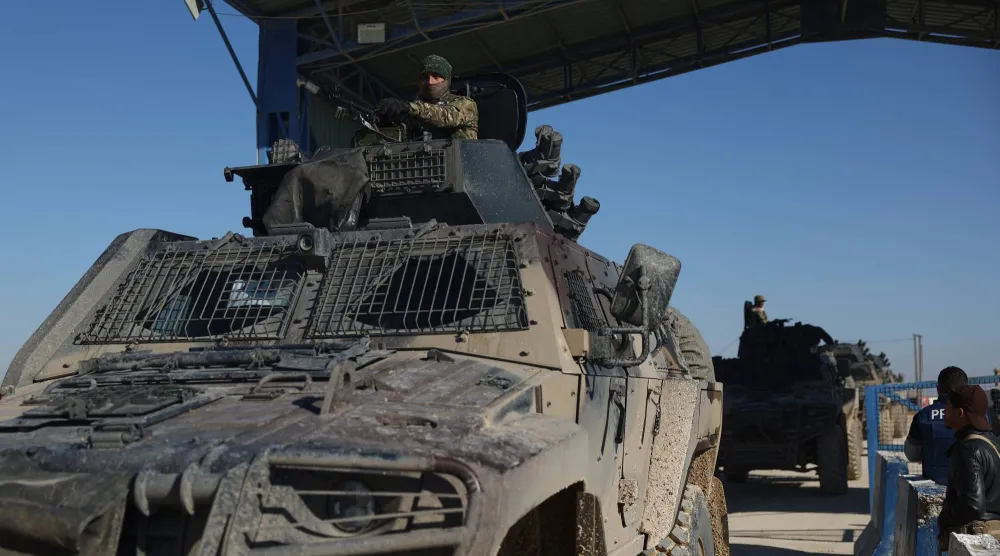 عربات مدرعة تابعة للجيش السوري تدخل إلى مخيم الهول في الحسكة (أ.ب)