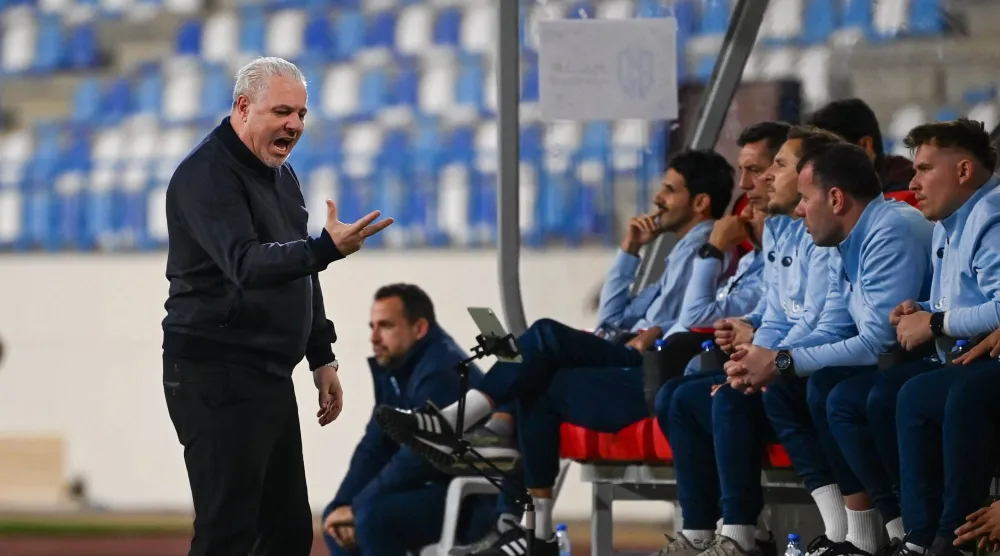 الروماني سوموديكا مدرب الأخدود (تصوير: علي خمج)