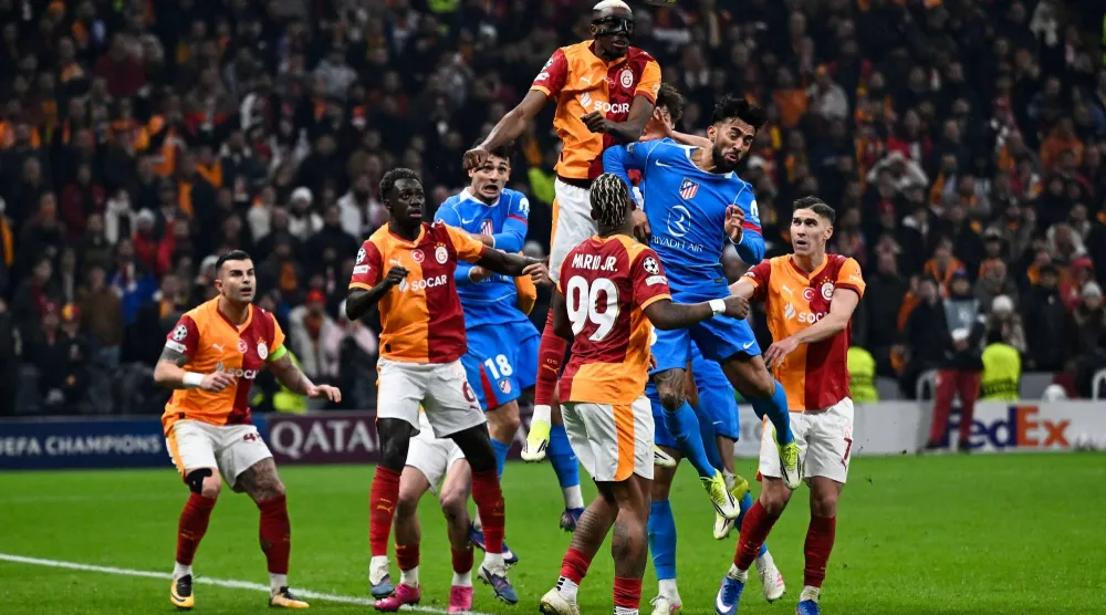 أوسيمين لاعب غلاطة سراي يرتقي للكرة من بين اللاعبين (أ.ف.ب)