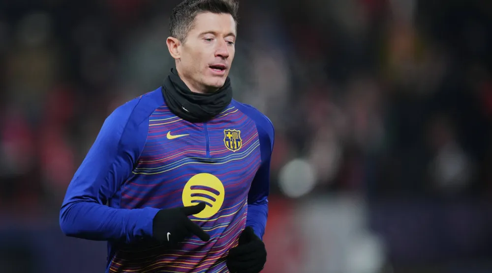 ليفاندوفسكي خلال عمليات الإحماء قبل مواجهة سلافيا براغ (أ.ب) 