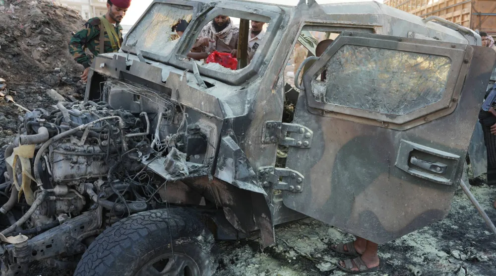 عناصر أمنية تتفقد موقع الهجوم بسيارة مفخخة بالقرب من عدن (إ.ب.أ)