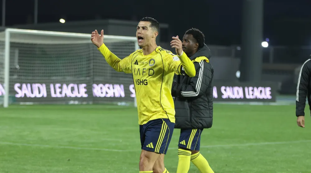 رونالدو يحتفل مع جماهير فريقه بعد الفوز على ضمك (تصوير: عدنان مهدلي)