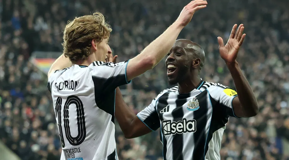 ويسي وغوردون تناوبا التسجيل لنيوكاسل (إ.ب.أ)