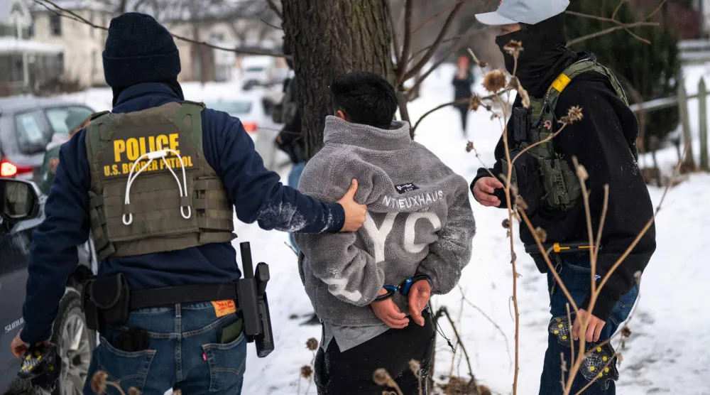 عناصر من دوريات الحدود الأميركية يعتقلون شخصاً في مينيابوليس (ا.ف.ب)