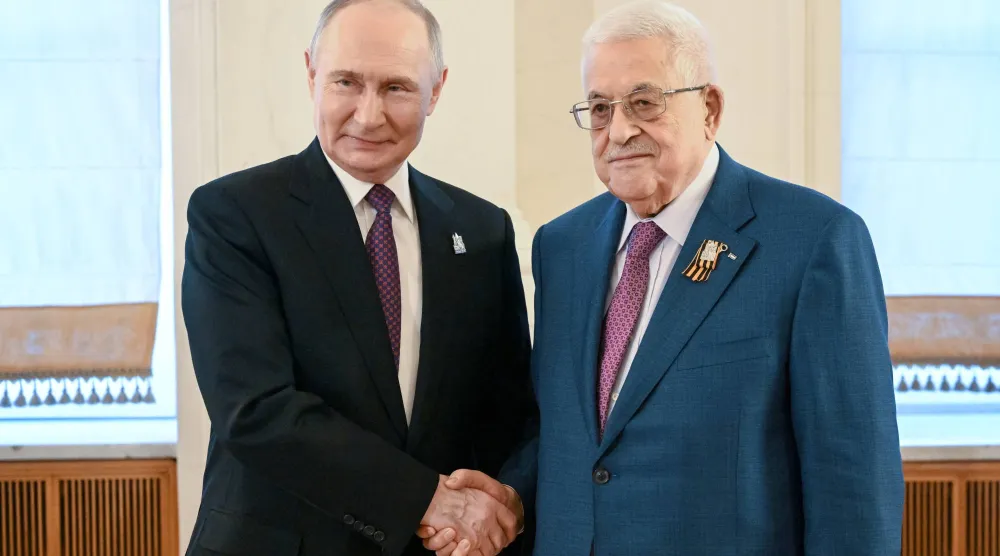 الرئيس الروسي فلاديمير بوتين يرحب بالرئيس الفلسطيني محمود عباس في موسكو (أرشيفية - إ.ب.أ)