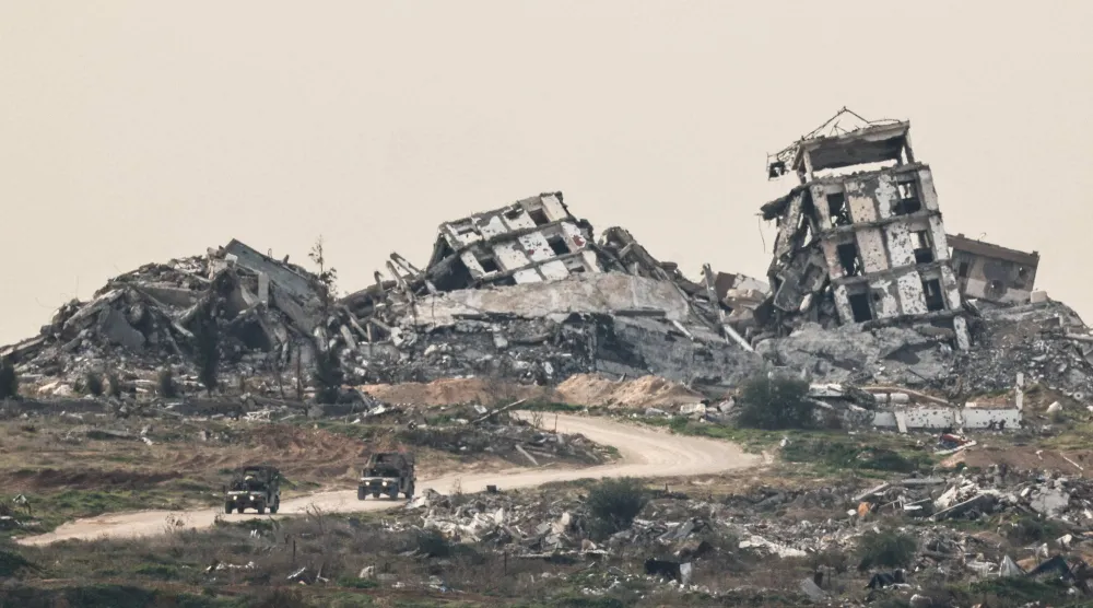 آليات عسكرية إسرائيلية تتحرك أمس في المناطق الممرة شمال قطاع غزة (رويترز)