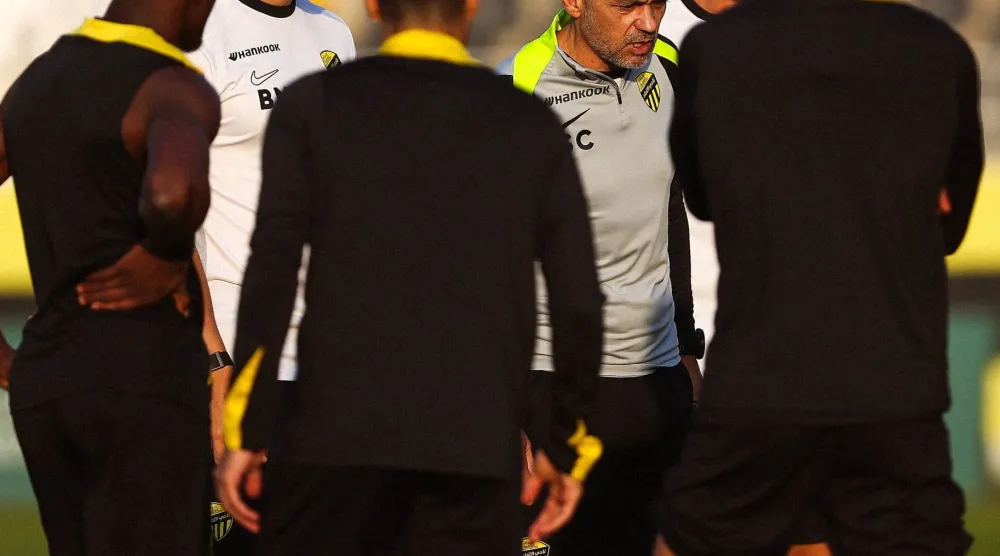 كونسيساو يوجه لاعبي الاتحاد خلال التدريبات الأخيره (موقع النادي)