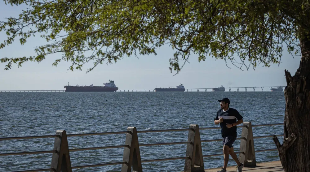 سفن تنقل النفط في ماراكايبو، فنزويلا (إ.ب.أ)