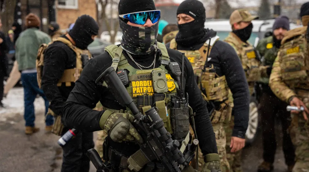 يقف عملاء فيدراليون في حالة تأهب في مدينة مينيابوليس (أ.ب)