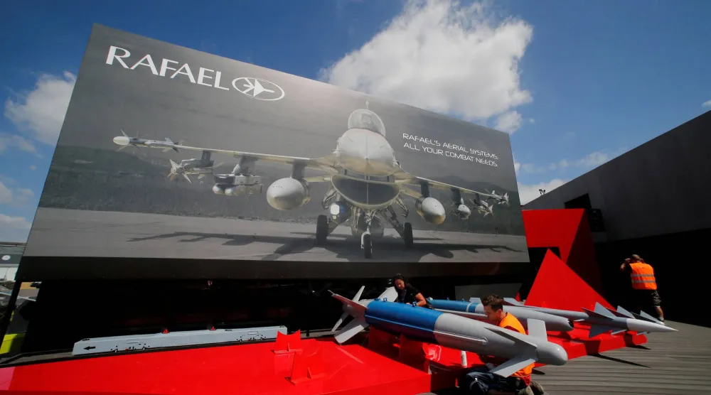 عمّال يركّبون أسلحة لطائرات مقاتلة من إنتاج شركة «رافائيل لأنظمة الدفاع المتقدمة» (رويترز)
