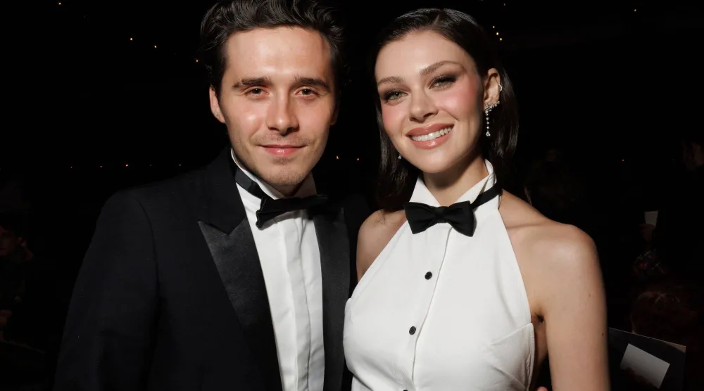 بروكلين بيكهام وزوجته نيكولا بيلتز (أ.ب)