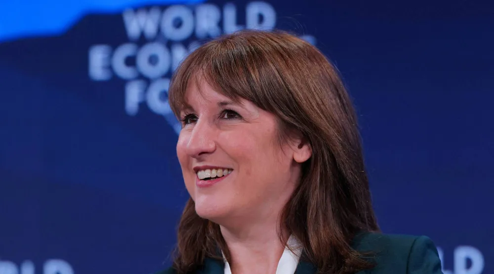 راشيل ريفز تحضر جلسة خلال الاجتماع السنوي الـ56 للمنتدى الاقتصادي العالمي في دافوس (رويترز)