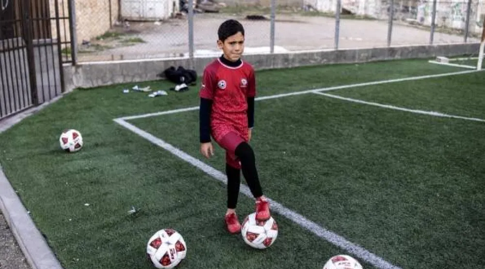 طفل فلسطيني في ملعب كرة القدم في مخيم عايدة للاجئين (أ.ف.ب)