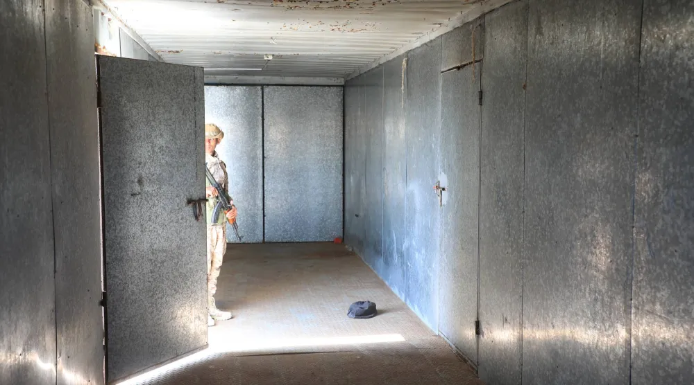 واحد من السجون غير الشرعية التي كانت تديرها القوات الإماراتية في حضرموت (الشرق الأوسط)