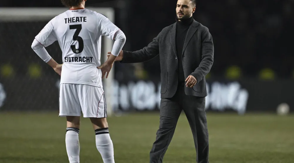 يضر فريق آينتراخت فرانكفورت الألماني لكرة القدم، موسمَه بتلقيه كثيراً من الأهداف (إ.ب.أ)