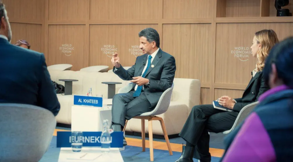 وزير السياحة متحدثاً للحضور في الجلسة الحوارية ضمن أعمال المنتدى الاقتصادي العالمي في دافوس السويسرية (الشرق الأوسط)