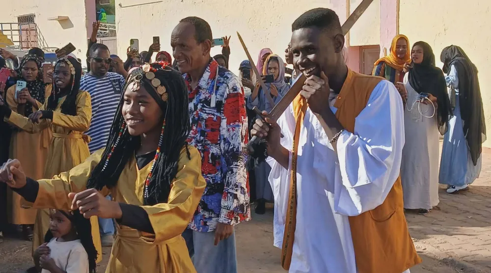 مشاهد احتفالية ورقصات شعبية فرحاً بإعادة افتتاح المسرح القومي (الشرق الأوسط)