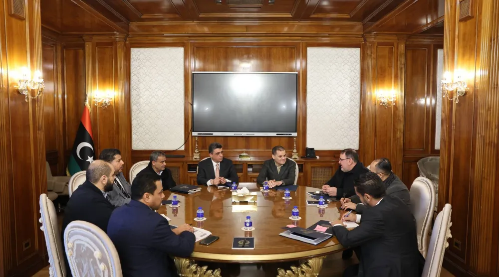 الدبيبة خلال اجتماع مع مسؤولين حكوميين ورقابيين بالعاصمة طرابلس 21 يناير (مكتب الدبيبة)