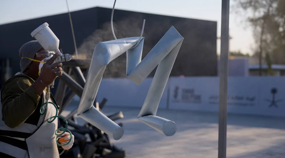 جانب من أعمال النحت الحيّ في الملتقى (تصوير: تركي العقيلي)