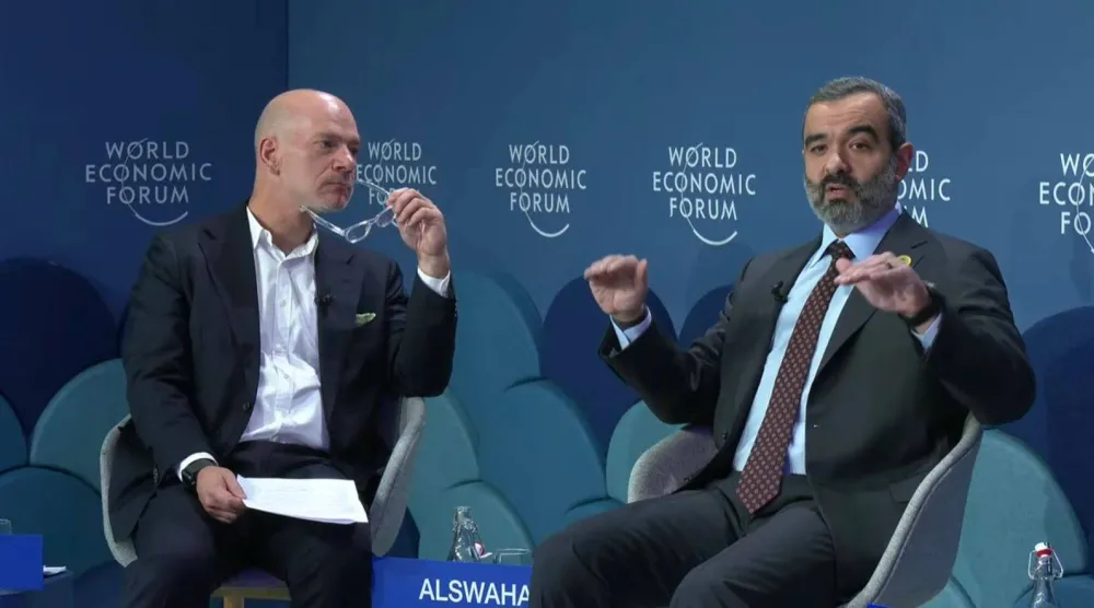 السواحة يتحدث خلال الجلسة الحوارية بـ«المنتدى الاقتصادي العالمي» في دافوس (الشرق الأوسط)