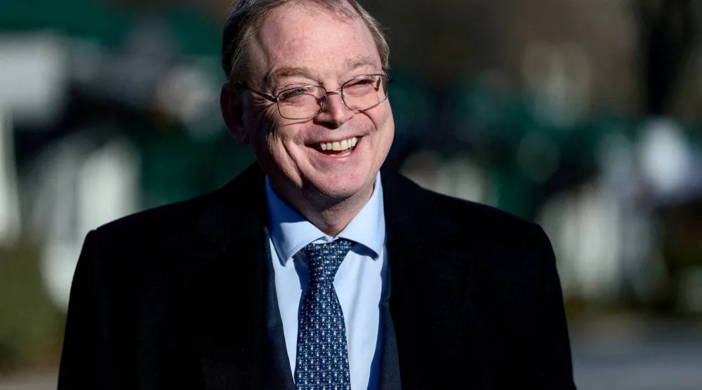 كيفن هاسيت يتحدث إلى وسائل الإعلام خارج البيت الأبيض في واشنطن 16 ديسمبر 2025 (رويترز)