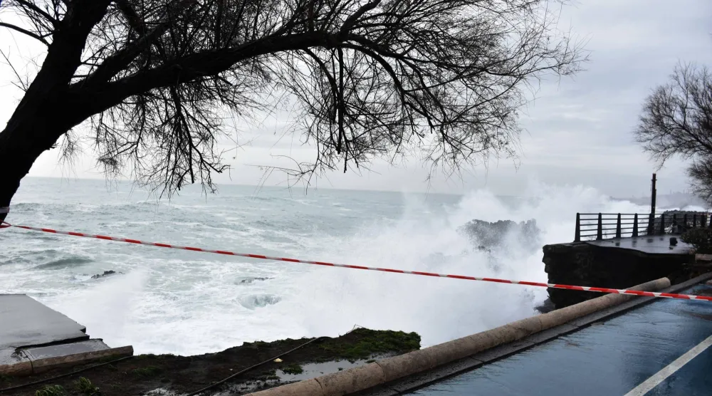 عاصفة «هاري» القوية تسببت في خسائر بجنوب إيطاليا (إ.ب.أ)