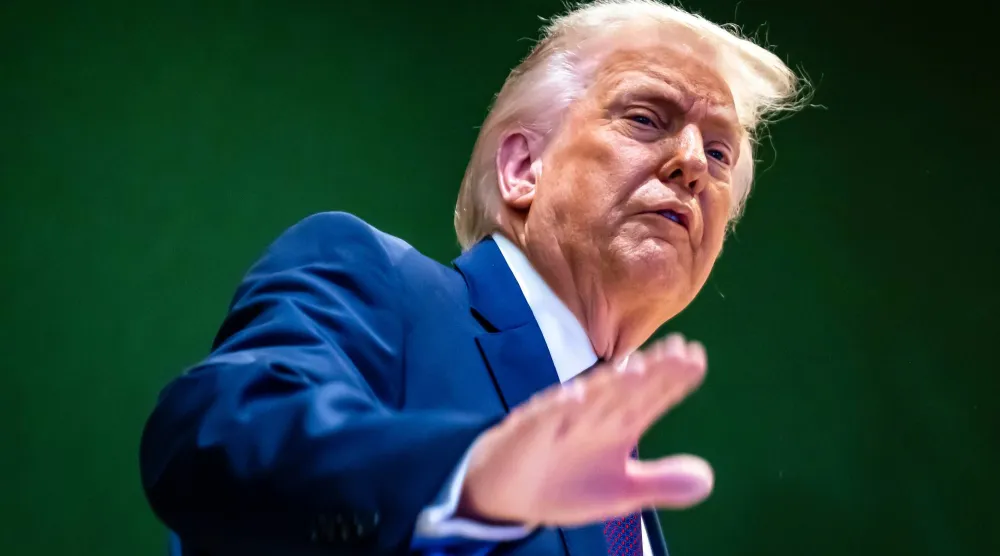 الرئيس الأميركي دونالد ترمب يشير بيده بعد حفل توقيع مبادرته «مجلس السلام» في الاجتماع السنوي للمنتدى الاقتصادي العالمي بدافوس... 22 يناير 2026 (أ.ب)