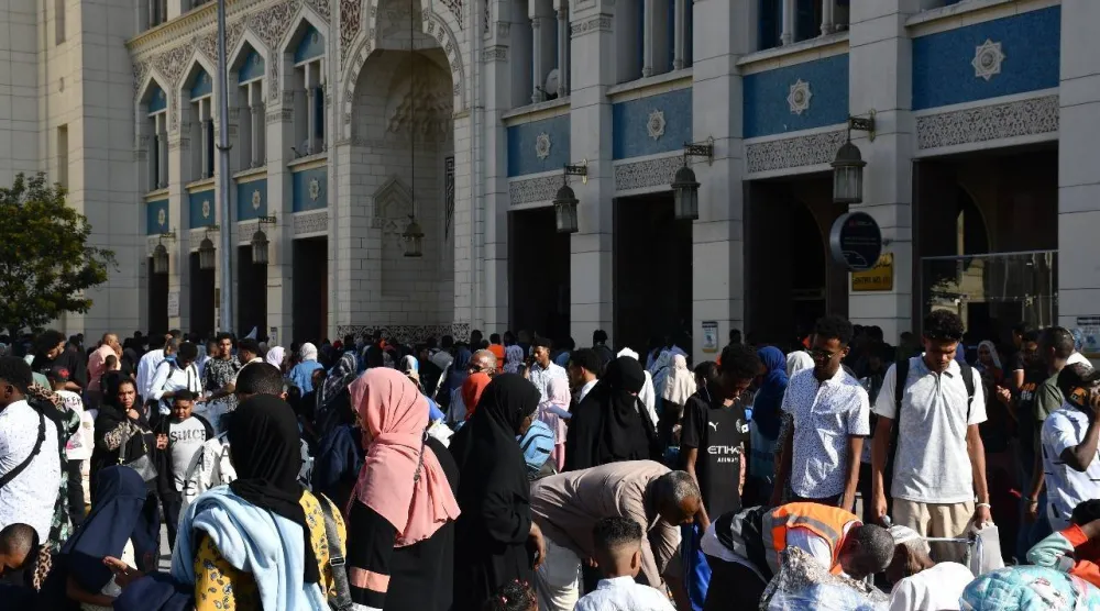 مئات السودانيين في محطة رمسيس بالقاهرة ضمن مبادرة العودة الطوعية للسودان (وزارة النقل المصرية)