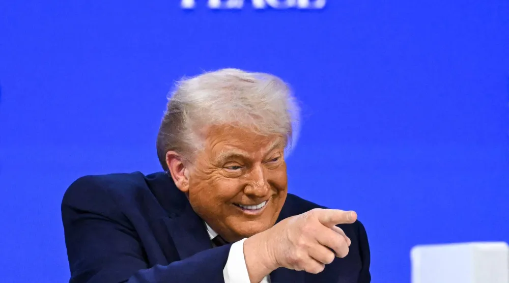 الرئيس الأميركي دونالد ترمب يلوح بيده خلال حديثه في الاجتماع السنوي للمنتدى الاقتصادي العالمي بدافوس (أ.ف.ب)