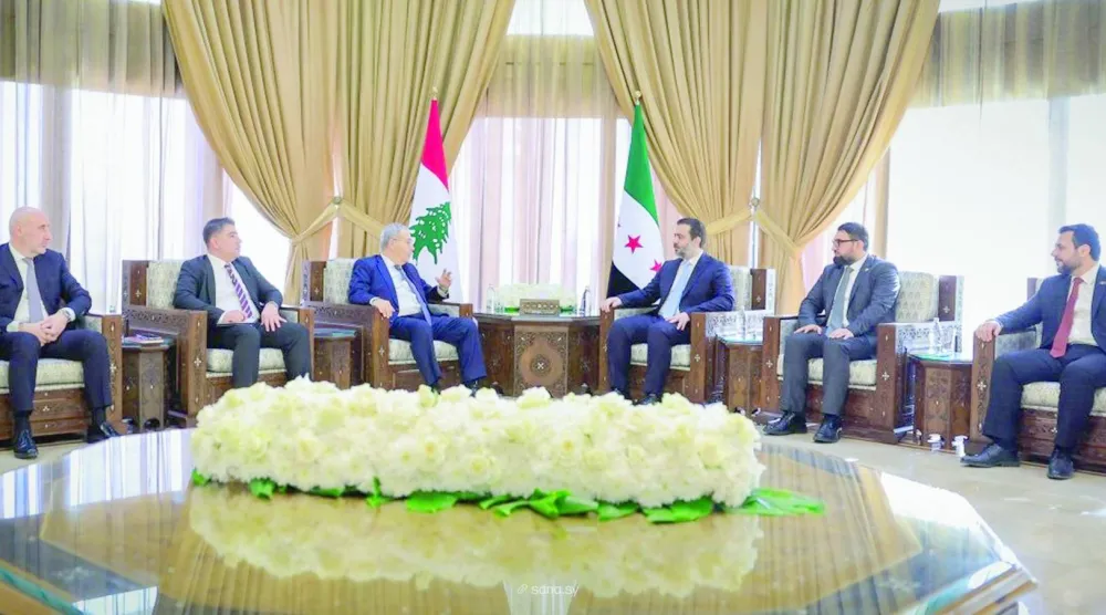 وزير الخارجية السوري أسعد الشيباني مستقبلاً نائب رئيس مجلس الوزراء اللبناني طارق متري خلال إحدى زياراته لدمشق بحضور وزير العدل مظهر الويس (سانا)