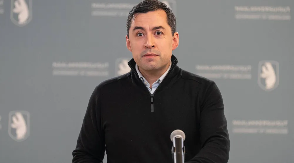 نائب رئيس وزراء غرينلاند ميوتي إيغيدي خلال مؤتمر صحافي في مدينة نوك بغرينلاند 14 يناير 2026 (أ.ف.ب)