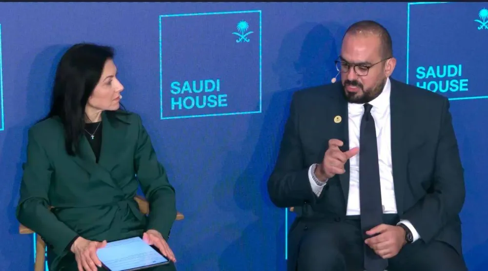 وزير الاقتصاد خلال الجلسة الحوارية التي يستضيفها جناح «البيت السعودي» في دافوس (الشرق الأوسط)