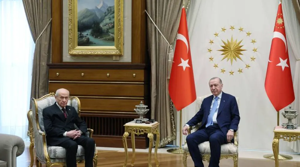 الرئيس التركي رجب طيب إردوغان وحليفه رئيس حزب «الحركة القومية» دولت بهشلي خلال اجتماع بالقصر الرئاسي في أنقرة الأربعاء (الرئاسة التركية)