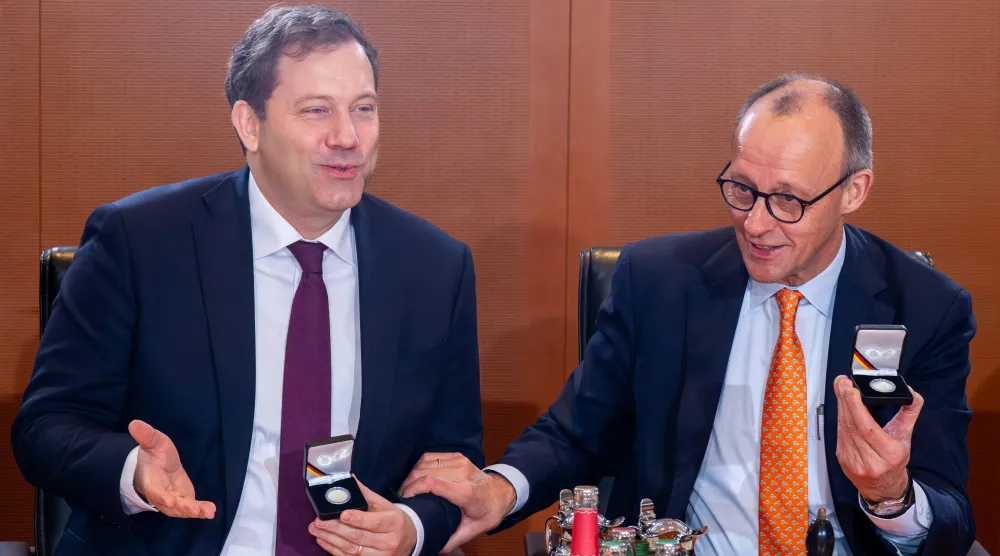 المستشار الألماني فريدريش ميرتس (يمين) ووزير المالية لارس كلينغبايل في بداية اجتماع مجلس الوزراء (د.ب.أ)