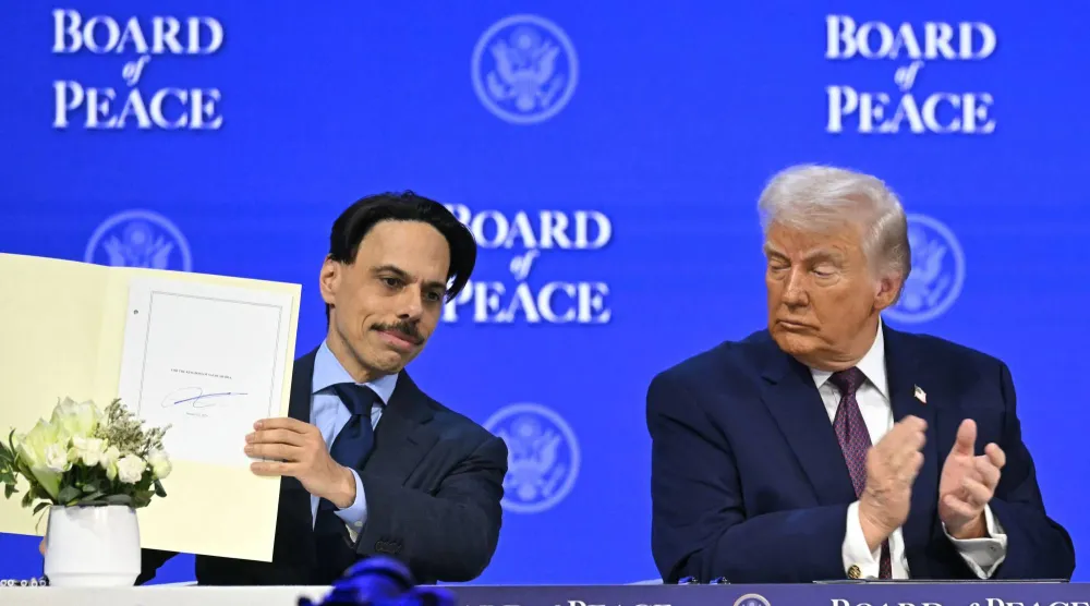 الرئيس دونالد ترمب يصفق بعد توقيع الأمير فيصل بن فرحان على ميثاق تأسيس «مجلس السلام» في دافوس الخميس (أ.ف.ب)