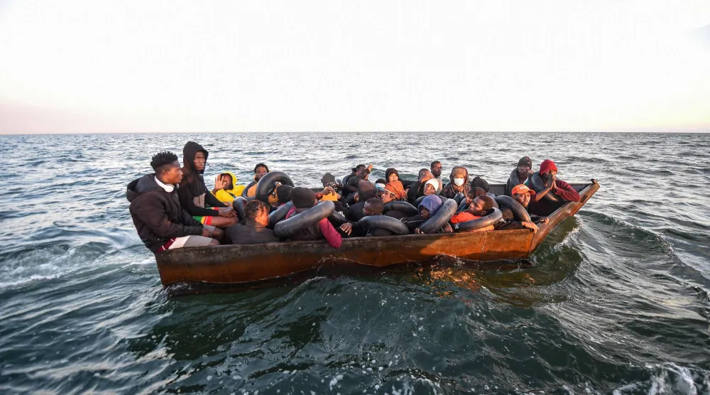 مهاجرون على متن قوارب الموت قبالة أحد شواطئ تونس (أرشيفية - أ.ف.ب)