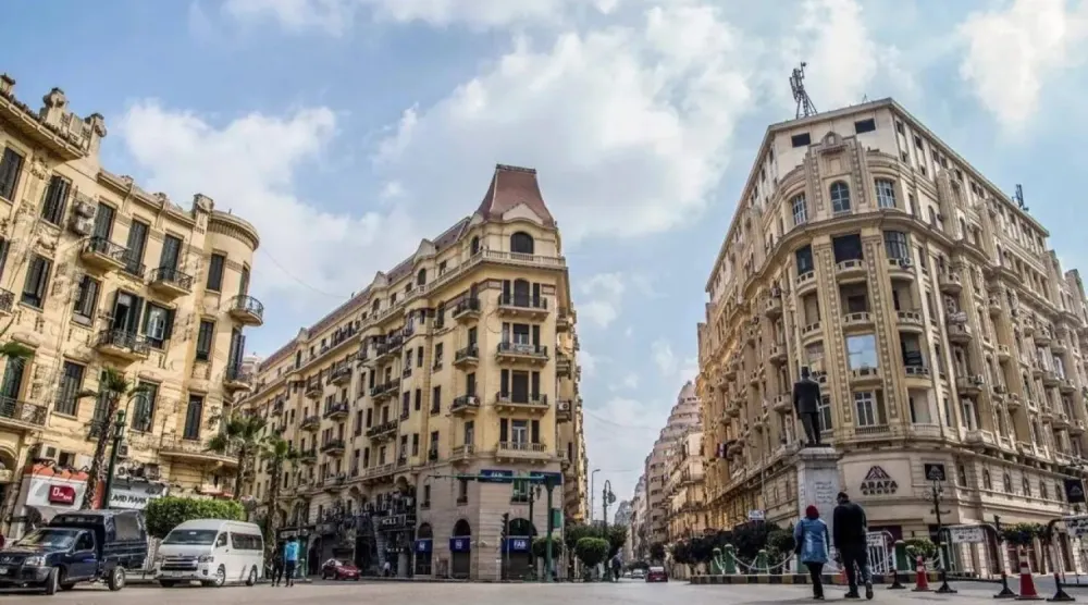 صورة لعقارات قديمة في وسط القاهرة (أ.ف.ب)