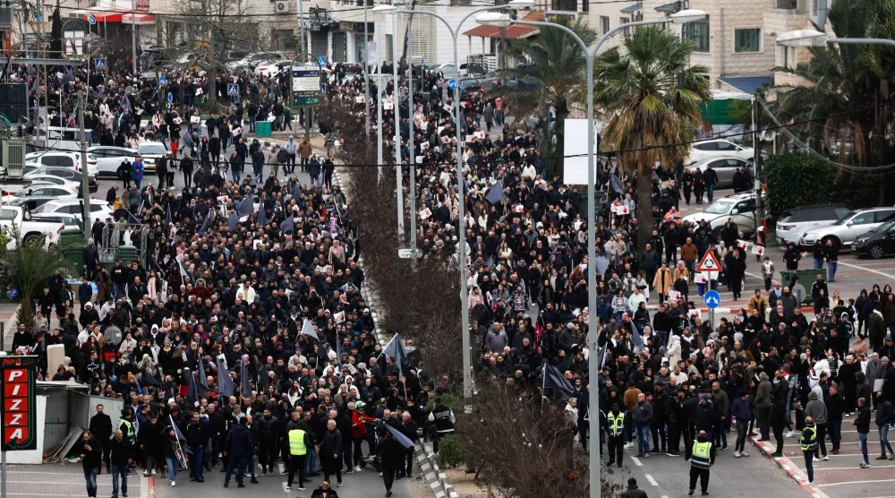 مواطنون عرب يتظاهرون في سخنين شمال إسرائيل يوم الخميس احتجاجاً على انتشار الجريمة بالبلدات العربية (رويترز)