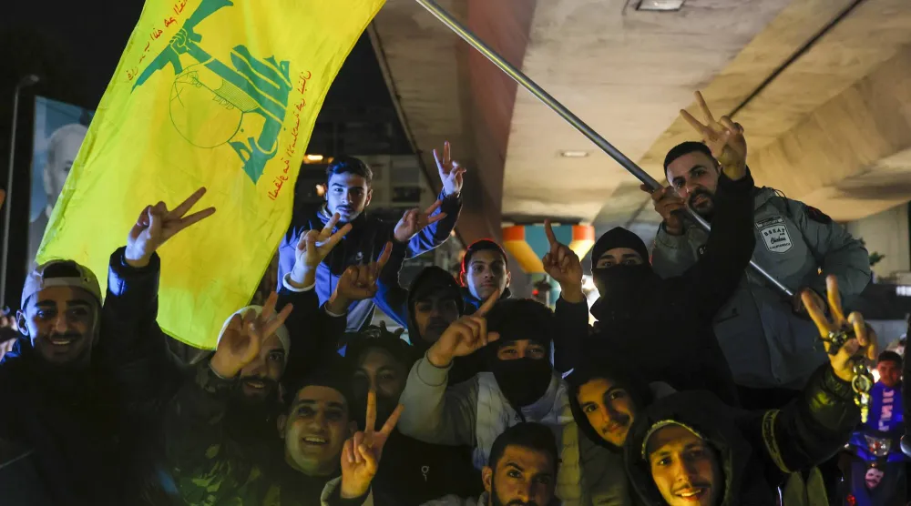 مناصرون لـ«حزب الله» يتظاهرون في الضاحية الجنوبية لبيروت استنكاراً للضربات الإسرائيلية على الجنوب ليل الأربعاء (إ.ب.أ)