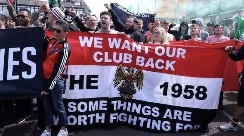 تواجه العائلة الأميركية غضباً جماهيرياً منذ استحواذها على حصة أغلبية في «أولد ترافورد» (من فيديو متداول على يوتيوب)