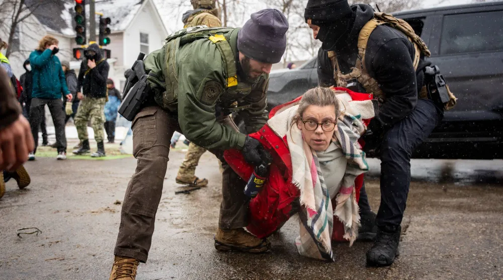 عميلان فدراليان خلال عملية توقيف في مينيابوليس (أ.ب)