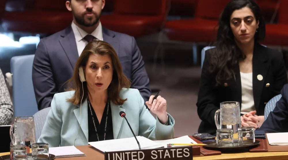 ممثلة الولايات المتحدة بمجلس الأمن خلال اجتماع لمجلس الأمن حول الوضع بالشرق الأوسط في مقر الأمم المتحدة بنيويورك 22 يناير 2026 (أ.ف.ب)