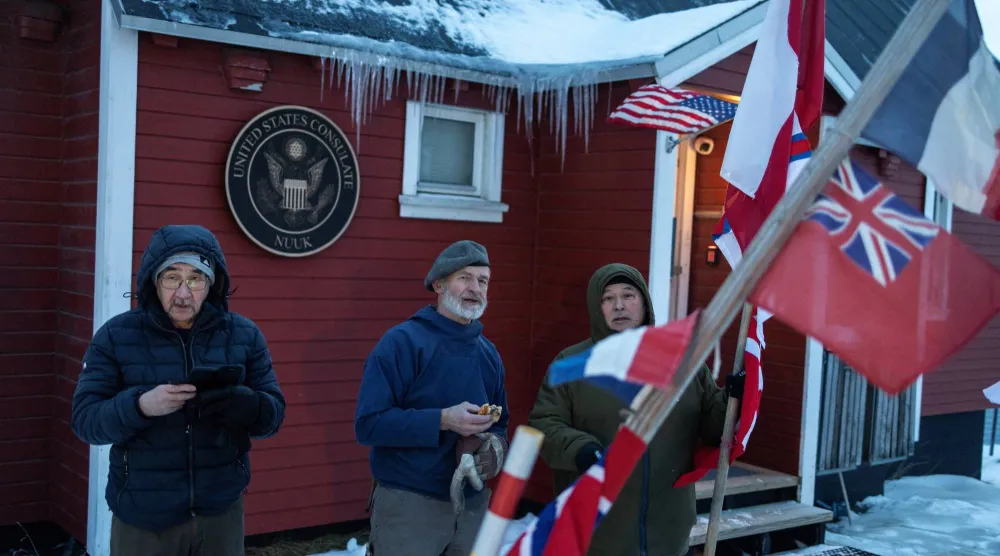 متظاهرون أمام القنصلية الأميركية في نوك بغرينلاند الخميس (رويترز)