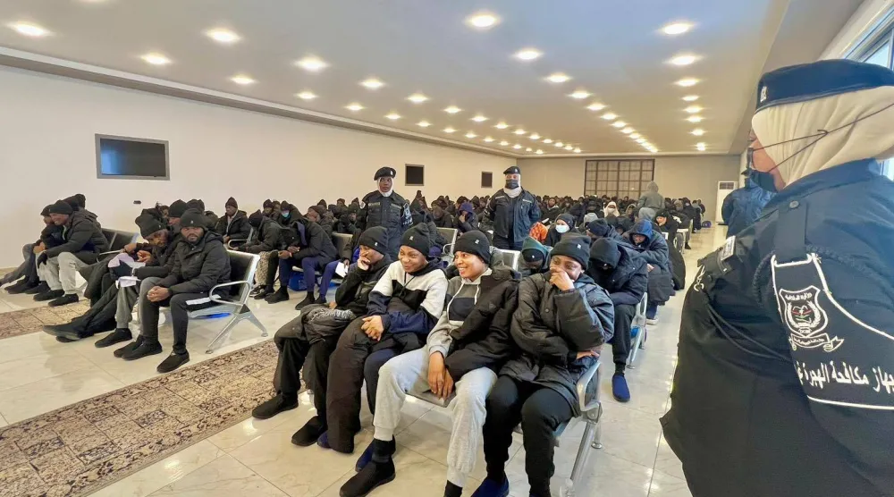 مهاجرون غير نظاميين من نيجيريا قبيل ترحيلهم من العاصمة طرابلس في ديسمبر الماضي (جهاز مكافحة الهجرة غير الشرعية)