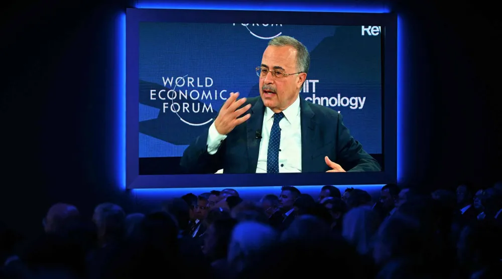 الناصر يتحدث في إحدى جلسات المنتدى الاقتصادي العالمي في دافوس (أ.ف.ب) 