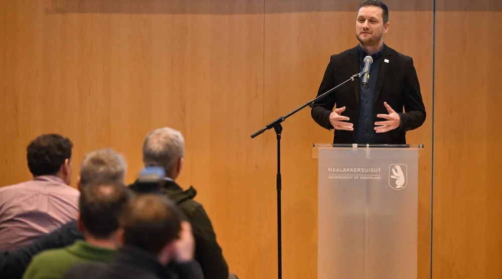 ينس فريدريك نيلسن رئيس وزراء غرينلاند خلال مؤتمر صحافي في عاصمة الجزيرة نوك (أ.ف.ب)