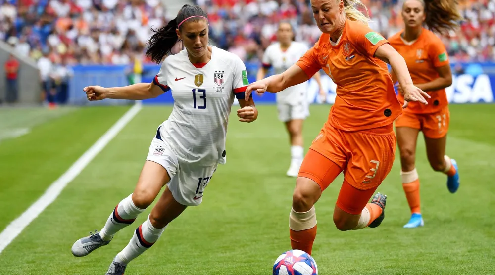 معدل الإصابة بارتجاج المخ لدى المدافِعات كان الأعلى من بين اللاعبات (أ.ف.ب)